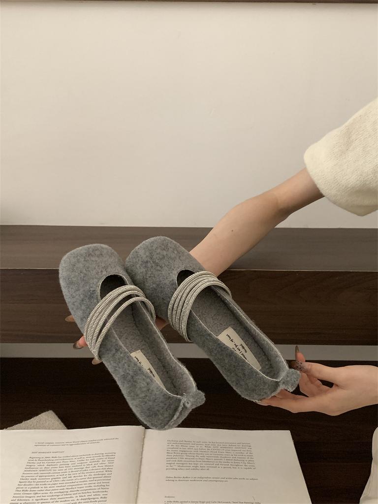 Französische Mary Jane Schuhe aus Samt mit Strasssteinen und flachem Boden für Damen, Herbst und Winter 2025, neue flauschige Einzel-Schuhe mit leichtem Ausschnitt, Damenschuhe