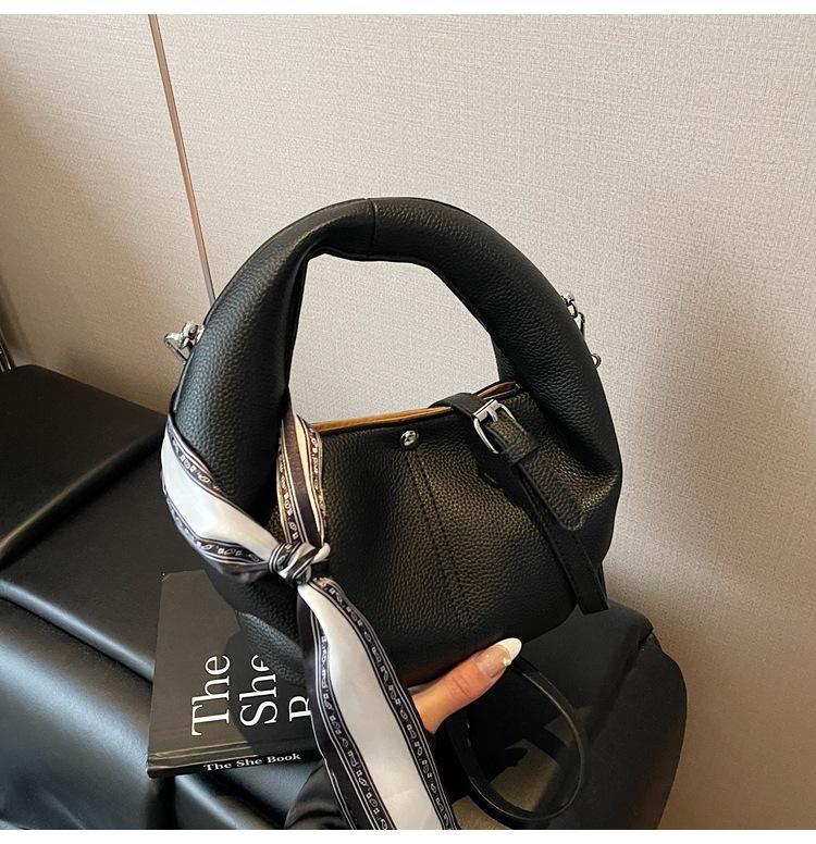 

Niche wrist bag women s spring and summer new milk huhu dumpling bag fashionable large capacity shoulder messenger bag чорний