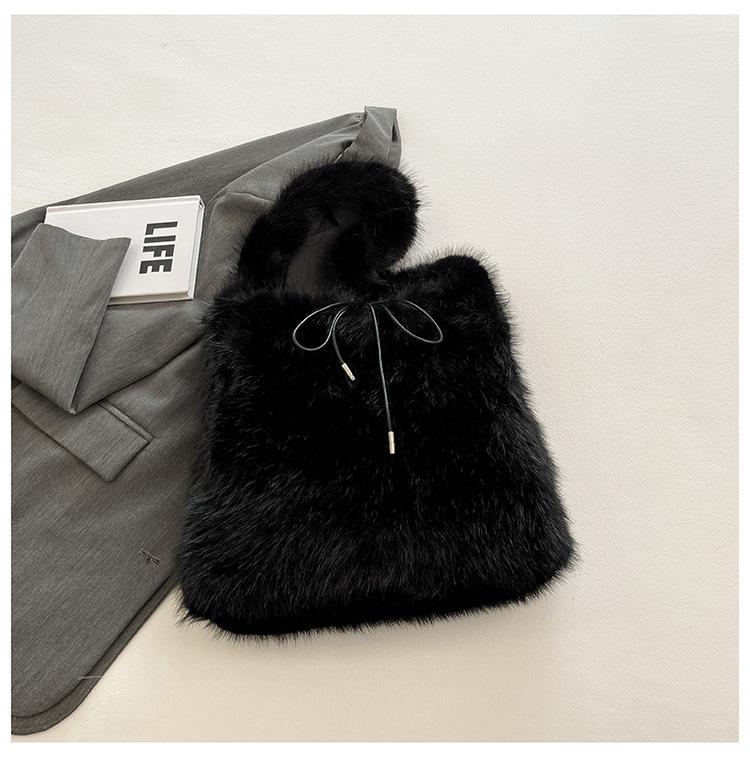 

2025 новая модная наплечная сумка, повседневная сумка-багет из меха под мышкой, популярная плюшевая сумка с леопардовым принтом для осени и зимы чёрный