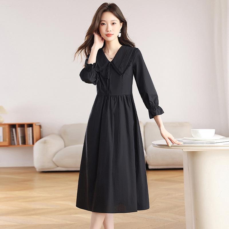 Elegantes Schwarz-Langes Kleid im Hepburn-Stil für den frühen Herbst mit Taillenbetonung