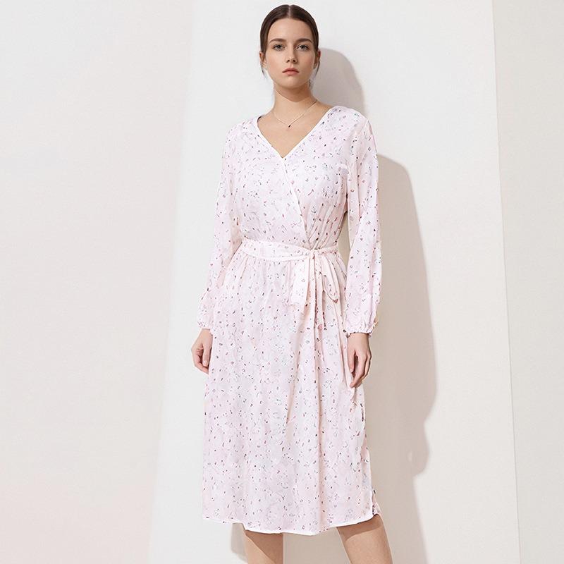 This Spring New Laid-back Plus-size Dress Features A Printed V-necklong Sleeves A Cinched Waist and Floral Patterns Exuding An Elegant Charm
