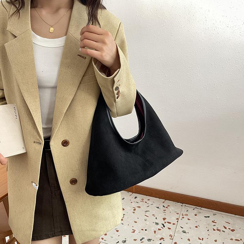 Tote bag premium sense 2025 autumn new large capacity velvet contrasting color shoulder bag commuter handbag women's bag