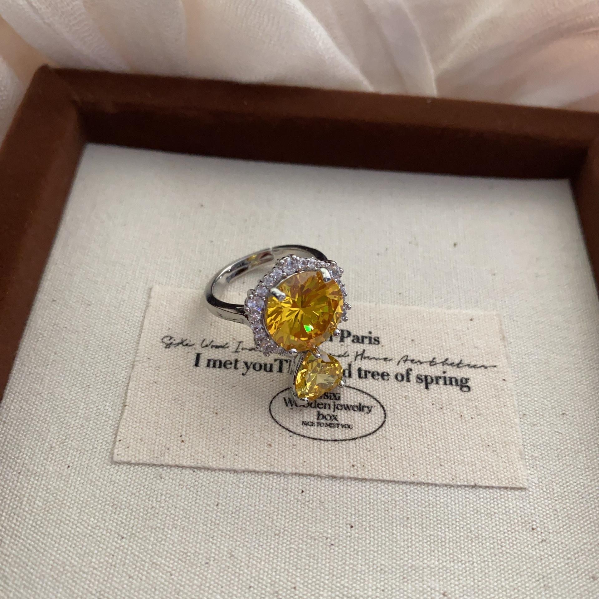 

Light luxury shining inlaid orange zircon stud earrings Light luxury temperament Romantic ring stud earrings Necklace set Fashion versatile