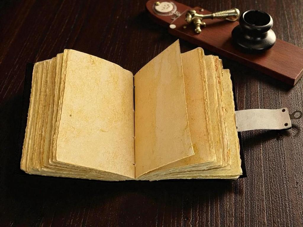 Handmade Leather Journal – Moon & Tree Design 5×7 in, 200 Pages, Deckle-Edge Paper