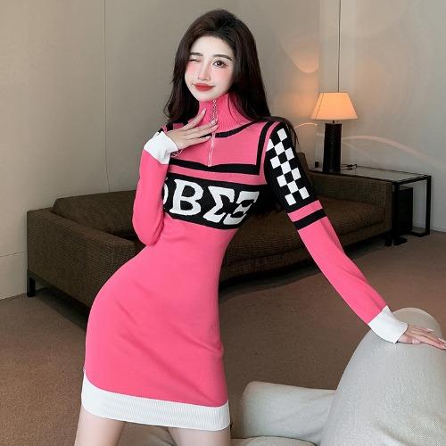 

Knitted dress women s new autumn and winter semi-turtleneck long-sleeved letter contrasting sweater striped bag arm backing short skirt One size fits all троянди рожеві кольору