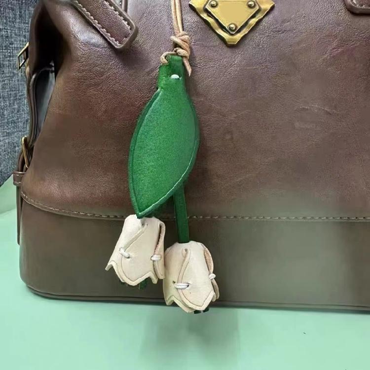 Sophisticated Leather Flower Keychain Sturdy Leather Floral Keyring Pendant Accessory For Unique Style Enthusiasts