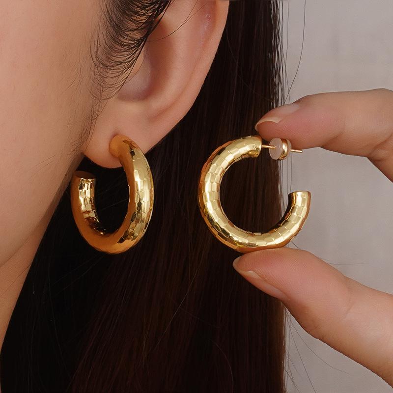 Elegant C-Shaped Earrings: Fashionable Geometric Hoops In Gold or Silver. Perfect for Commuting, Offering a Versatile, Lightweight Luxury Style.