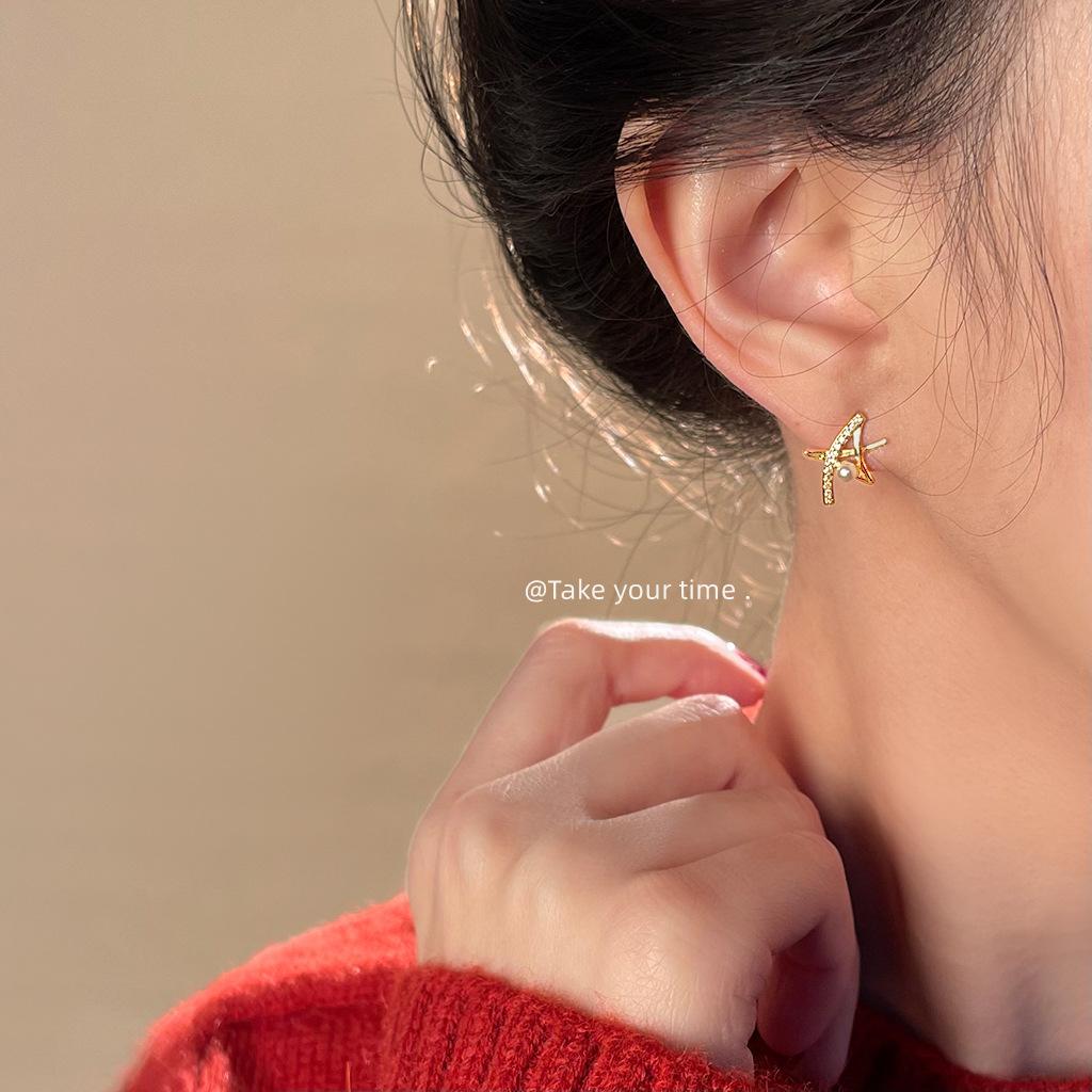 Micro-inlaid zircon design sense star small stud earrings fashion commuting versatile hollow five-pointed star pearl earrings