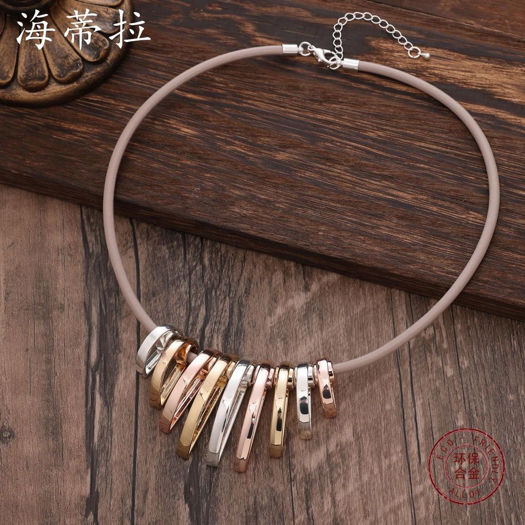 Nouveau collier géométrique creux lettre D corde en cuir épais, collier de grand-mère haut de gamme pour femmes à la mode et personnalisé