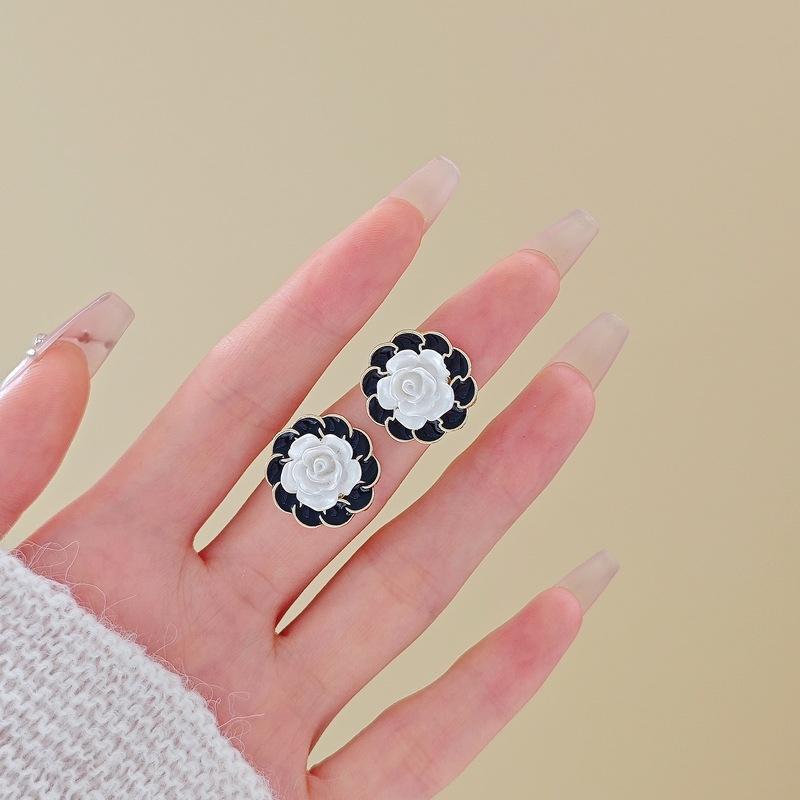 New Black Enamel Stud Earrings for Women White Acrylic Flower Korean Fashion Lovely Girls Ear Accessories Brincos 2025