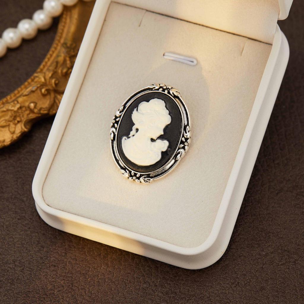 Elegant Vintage Floral Rhinestone Brooch for Women - Retro Court Style