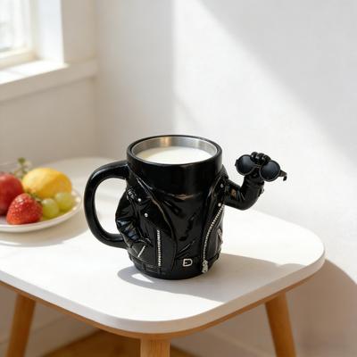 Kreative Bikerjacke Kaffeetasse Harz Lederoptik Design Tasse mit 304 Edelstahl Innen Neuheit Geschenk für Männer Motorradliebhaber Heim Büro Deko