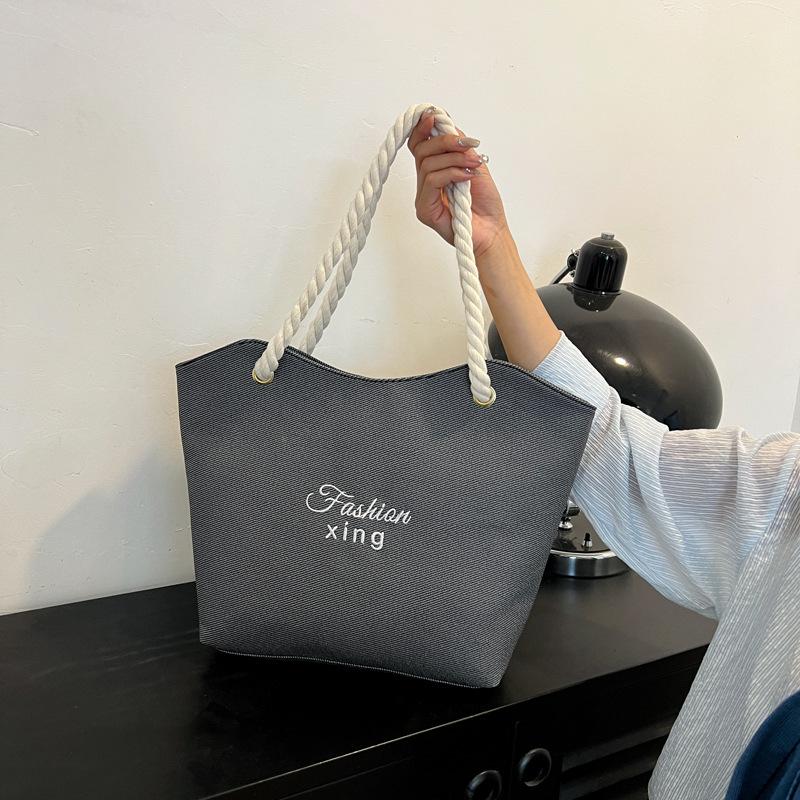 

Корейская версия ins универсальная большая сумка-тоут женская модная личность досуг нишевый дизайн новая сумка через плечо для поездок на работу чёрный