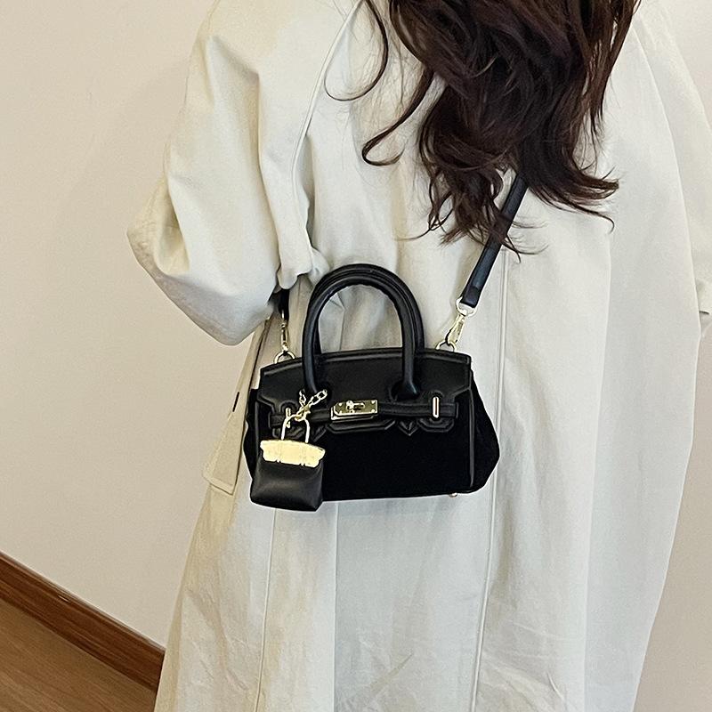 

Ретро сумка женская большой вместимости 2025 новая осень и зима универсальная нишевый дизайн сумка-мессенджер портативная сумка-тоут для поездок