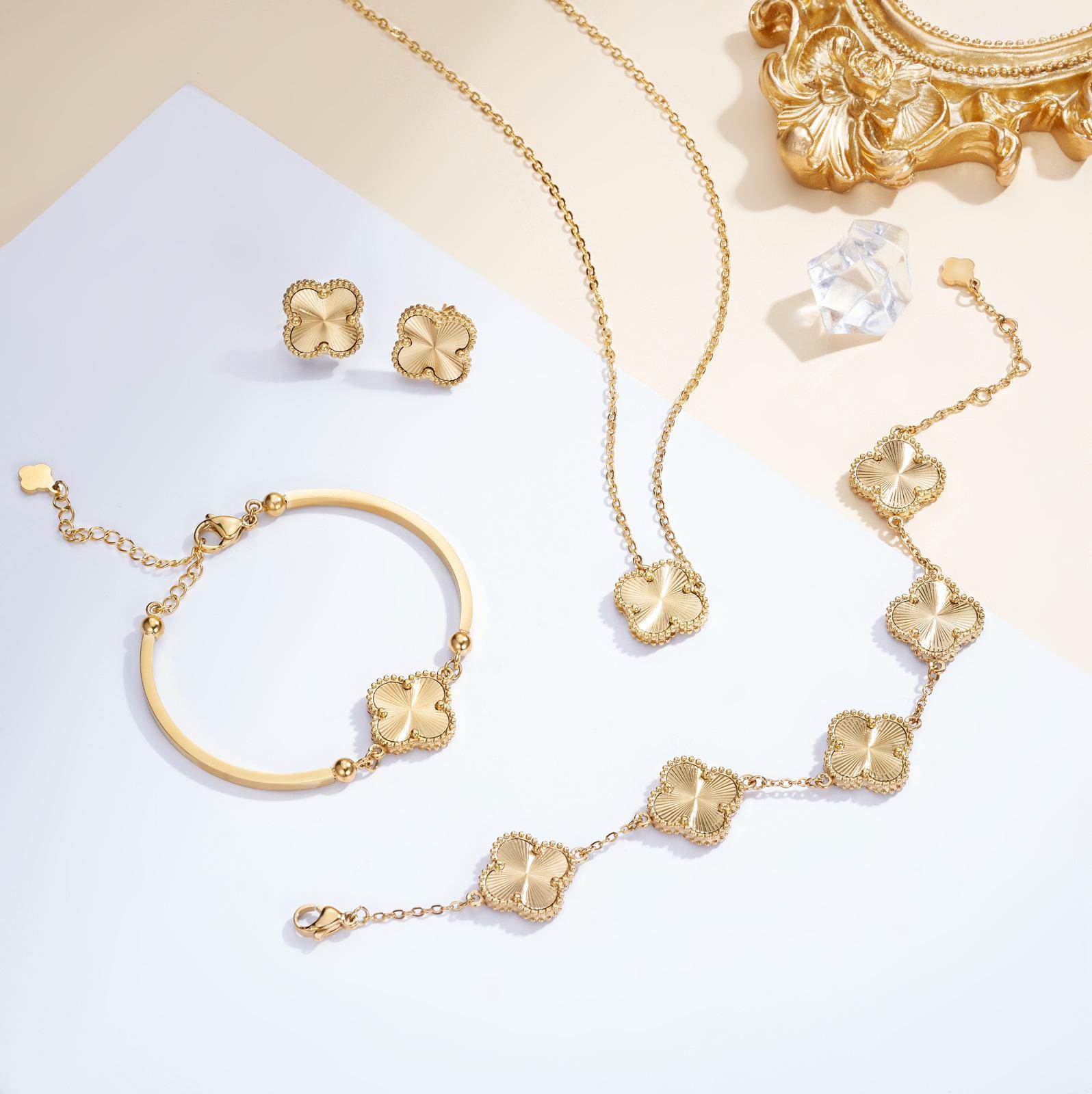 

Набор украшений Клевер из 4 предметов Титановая сталь Лазерный Клевер Браслет Ожерелье Серьги 4pcs золотой