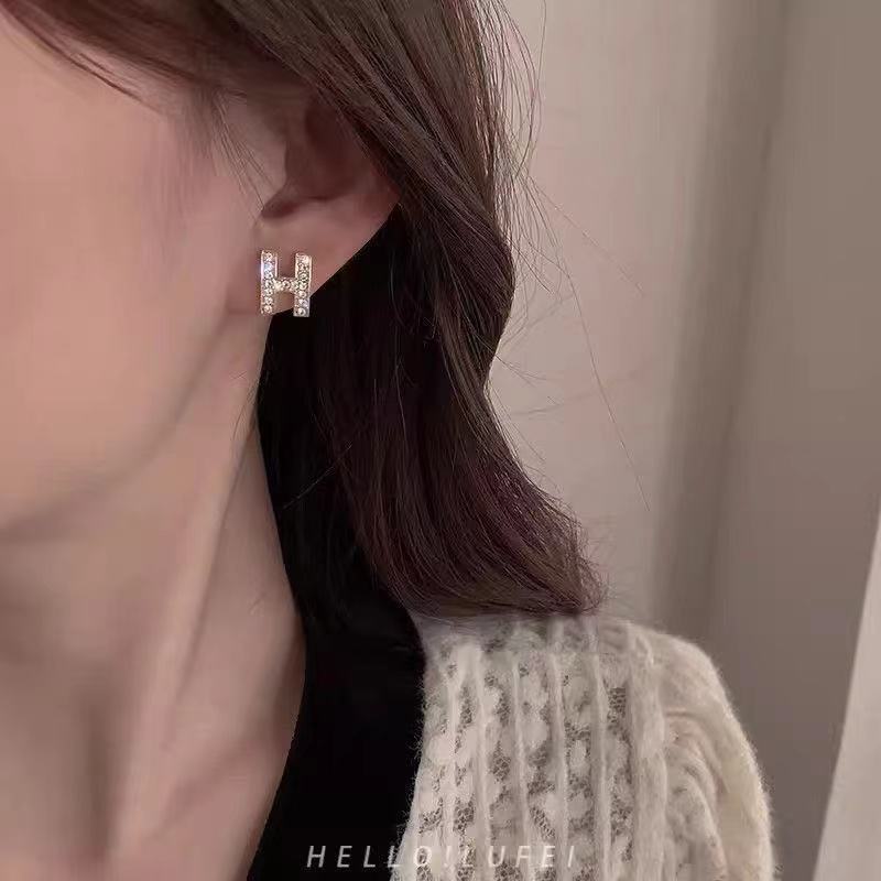 Full of diamonds H letter exquisite stud earrings niche design high sense fashion earrings fashion versatile earrings
