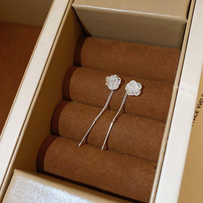 

Fresh White Camellia Resin Earrings: Versatile, Simple, Elegant Ear Line for Commute or High-End Fashion