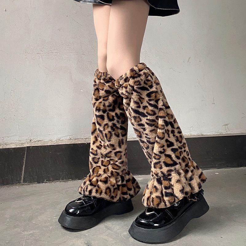 Plush Pink Leopard Print Winter Socks: Thick, Warm, and Stylish Japanese Leg Covers