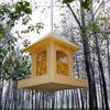 Hrănitor de păsări din lemn suspendat pentru exterior - Sistem de hrănire automată