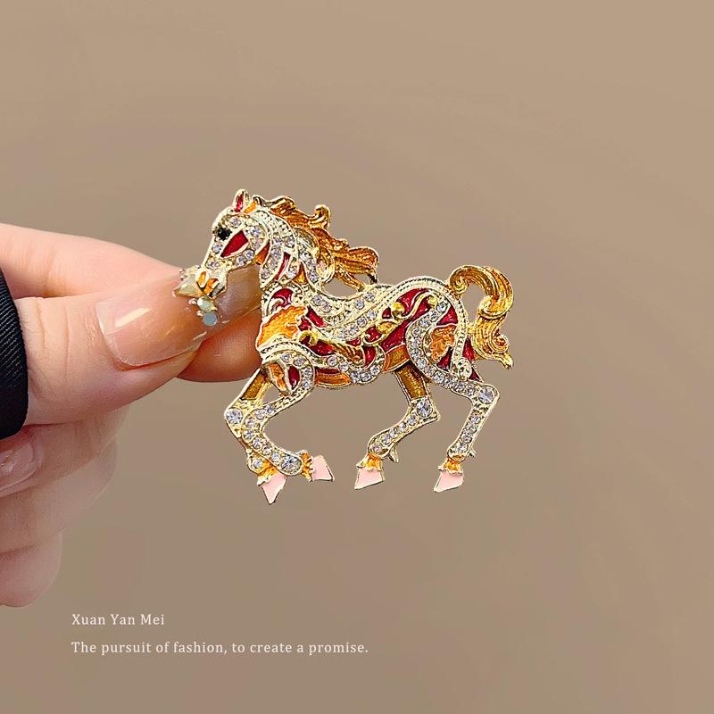 Exquisite Rhinestone Retro Horse Brooch - Zodiac Lapel Pin for Coats and Suits, Perfect New Year Gift