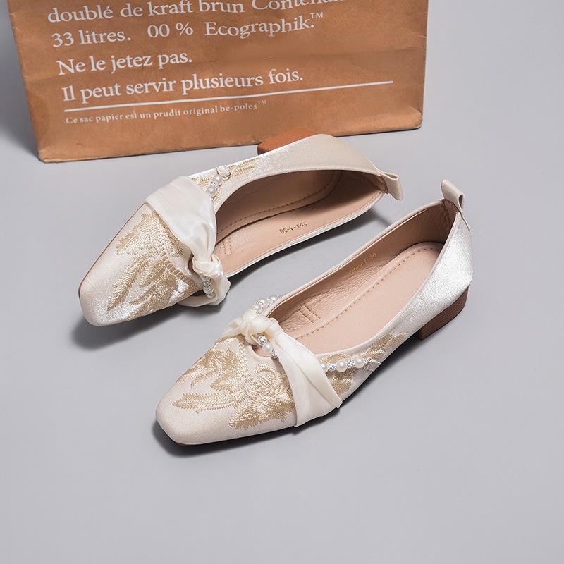 Wedding shoes style new Chinese square head thick heel retro single shoes 2025 new cheongsam shoes embroidered beanie ladyshoes women