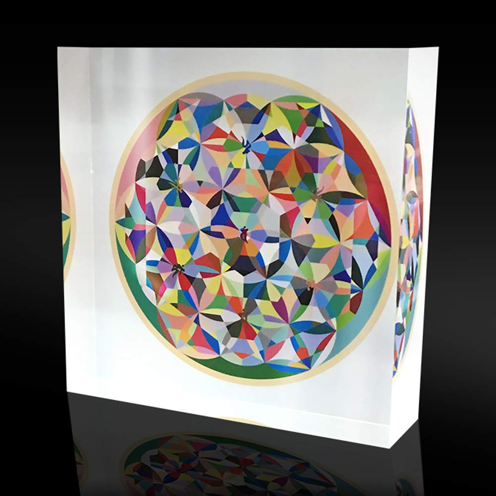 Kusuri is printed on the back of the crystal crystal kusuri diamond cube!