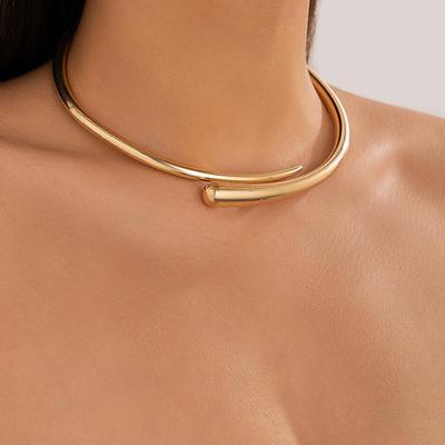 Náhrdelník choker ve stylu evropsko-americkém - Jednoduchý kovový design "objetí" ve studeném stylu pro ženy
