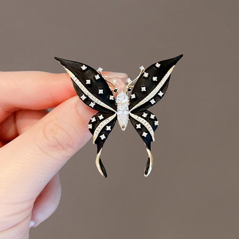 Elegant Alloy Brooch: Premium Niche Women's Versatile Corsage for Coats and Suits