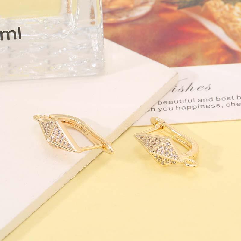 

Серьги-пусеты из 14-каратного золота с циркониевой застежкой в виде семени дыни и полыми ромбовидными каффами