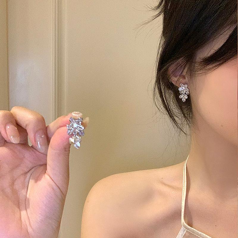 Super Flash Zircon Flower Fringed Stud Earrings Women'S Light Luxury High Sense Exquisite Elegance Personalized Fashion Versatile Earrings