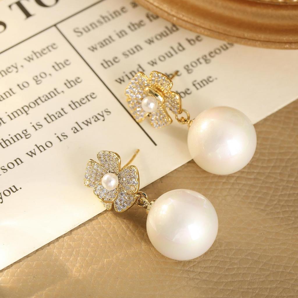 Gold Flower Pearl Dangle Earrings - Luxurious, Fashionable, and Versatile.