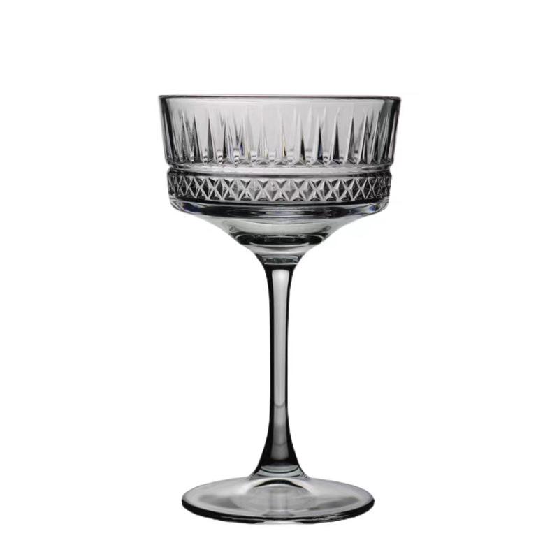 Bicchiere minimalista a stelo a bocca larga per champagne, martini, cocktail, dessert e vino