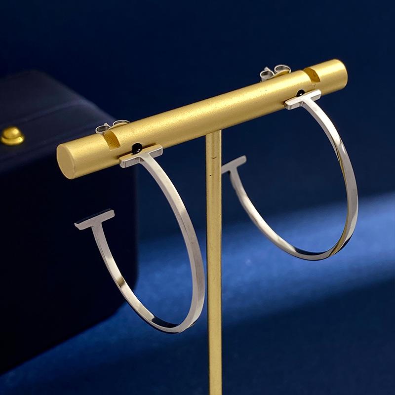 

Серьги-гвоздики Wind Simple Double T Letter Smile C-образной формы - это серьги Cold Wind из титановой стали серебряный