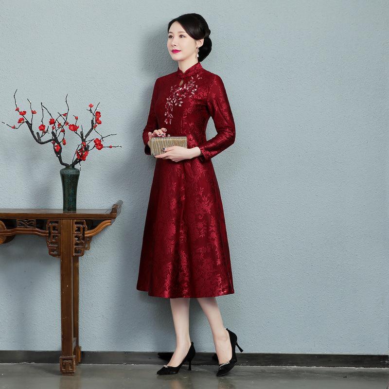 Plus Size Lace Cheongsam: Autumn/Winter Long Sleeve Dress for Retro Wedding or Celebratory Occasions