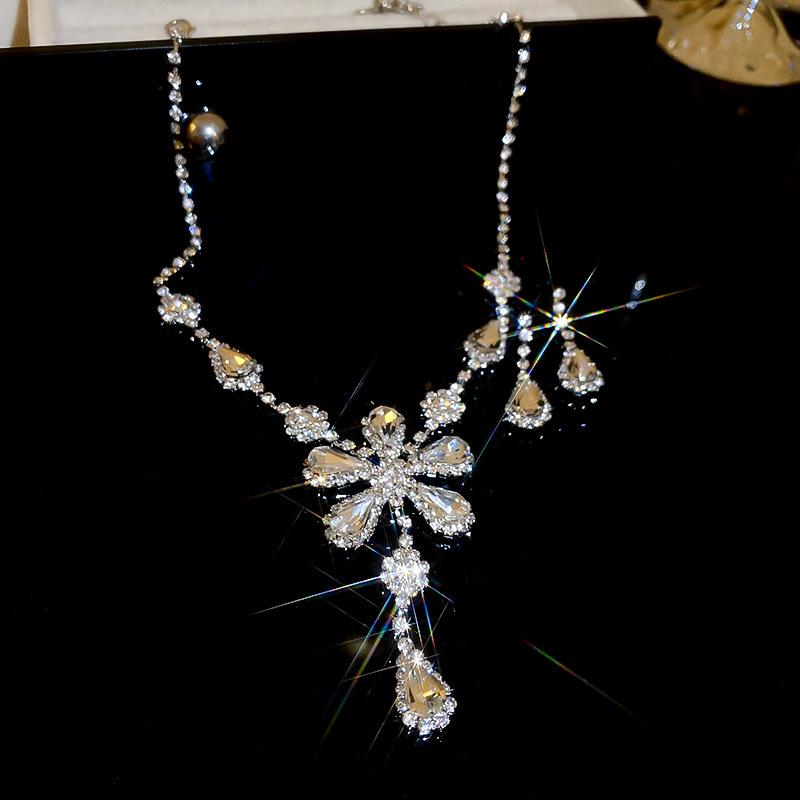 Set Colier și Cercei Geometrice cu Diamante Zirconiu - Bijuterii Elegante de Lux Ușor