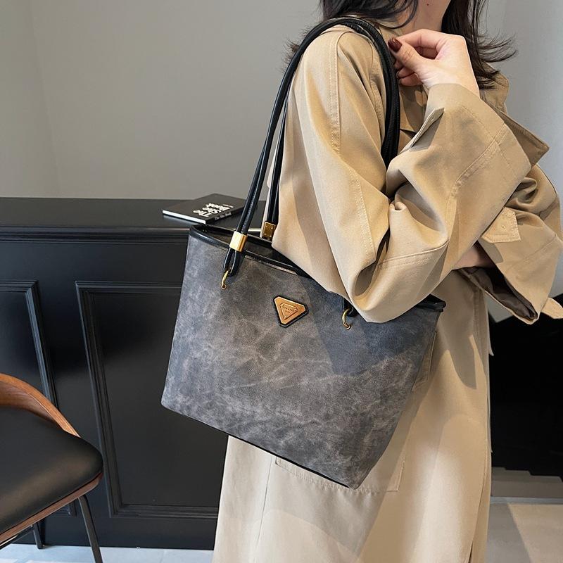

Casual versatile big bag women s 2025 new fashion college student class bag autumn and winter retro commuter armpit bag 35*11*25