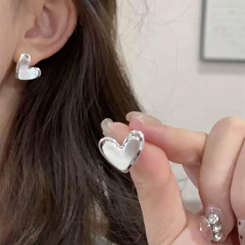 

Niche Heart Stud Earrings: S925 Silver, Simple, Versatile, Girlish Design for Women.