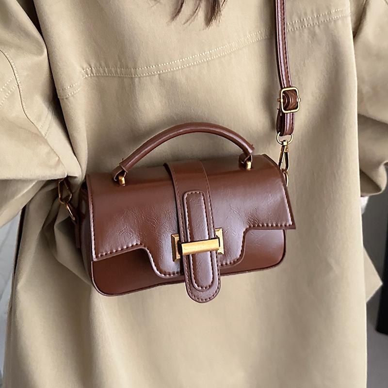 

Super fire ins messenger bag women s 2025 new fashion Korean version retro portable small square bag shoulder commuter bag светло-коричневого