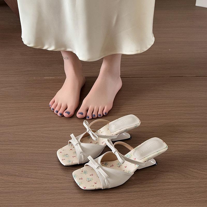 Small floral beautiful bow open-toed sandals women's summer out 2025 new ethnic style foreign style square head cool slippers