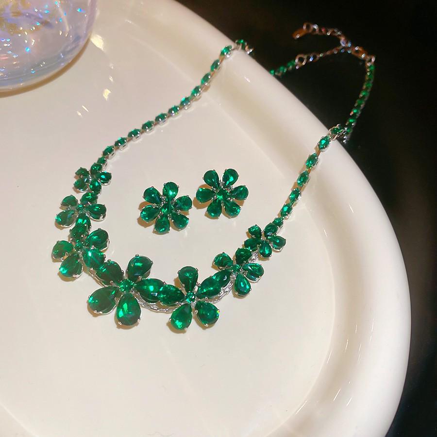 Sada čtvercových náušnic s kamínky a náhrdelníku: Elegantní, Luxusní a Všestranný Choker Šperk