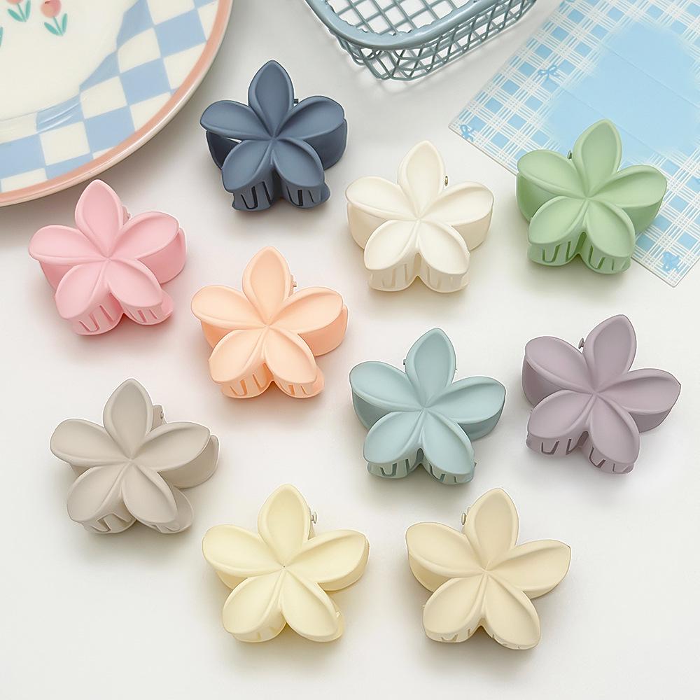 

Retro Five-Petal Flower Claw Clip: Versatile Updo Hair Accessory Light Brown