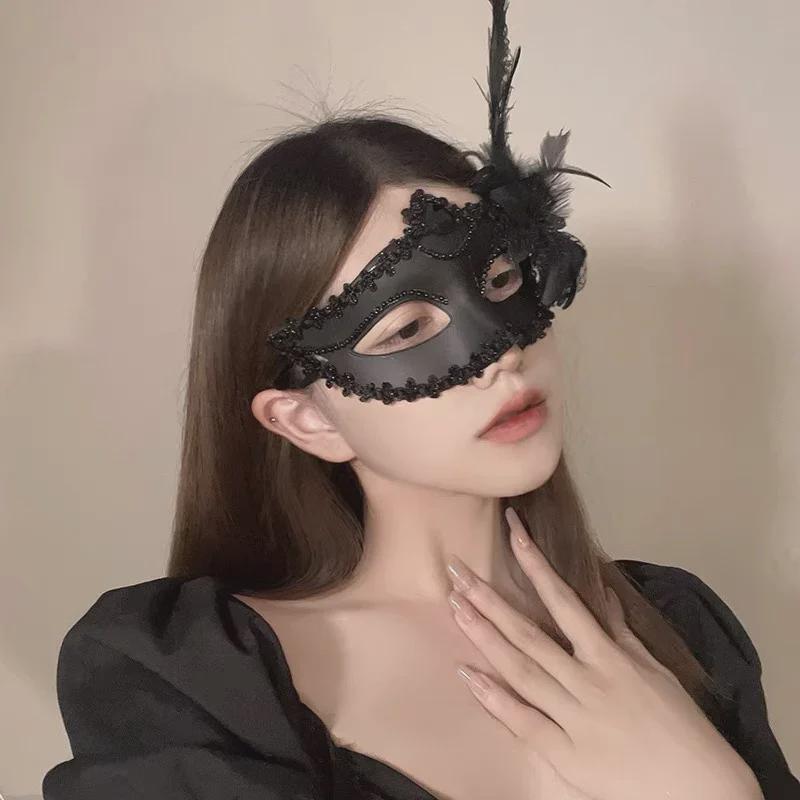 Sexy Spitzen-Halbmaske mit Federn - Halloween-Make-up Maskerade-Party-Accessoire