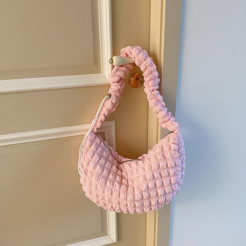 

Маленькая свежая в иностранном стиле однотонная простая сумка через плечо женская 2025 ранняя осень новая универсальная сумка-пельмень в тренде розовый