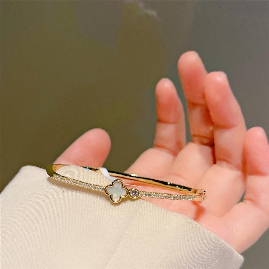 

Роскошный браслет из 14-каратного золота с натуральным перламутром в виде четырехлистного клевера