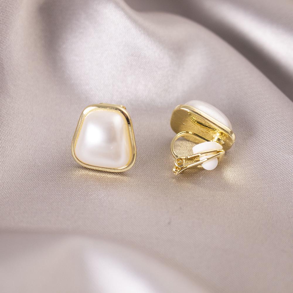 Elegant Clip-On Triangle Earrings for Non-Pierced Ears - Versatile, Light Luxury for Everyday Wear.