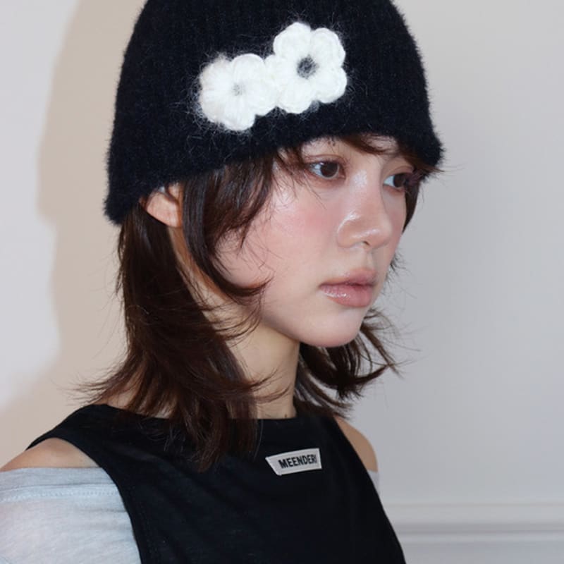 

MEENDERI FLOWER FLAKE BEANIE - BLACK FREE