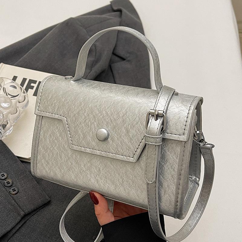 

Оптовая продажа новой нишевой повседневной простой корейской портативной маленькой квадратной сумки, модной универсальной сумки-мессенджера с высоким чувством стиля, женской