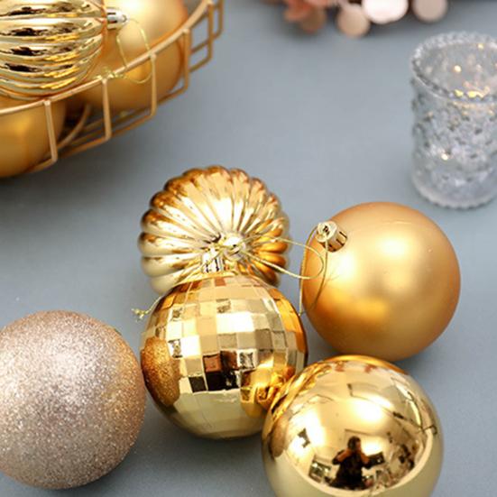 Kleine Weihnachtsbaumkugeln aus strukturiertem Kunststoff