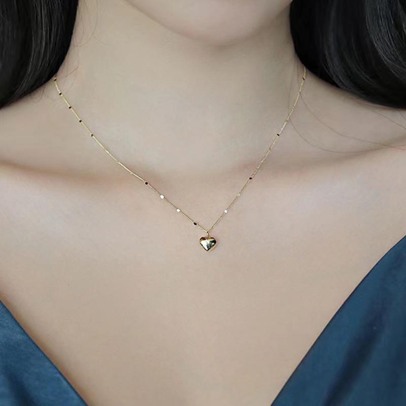 Elegant Peach Heart Necklace for Women - 2024 New Arrival, Light Luxury Clavicle Chain with Niche Design.