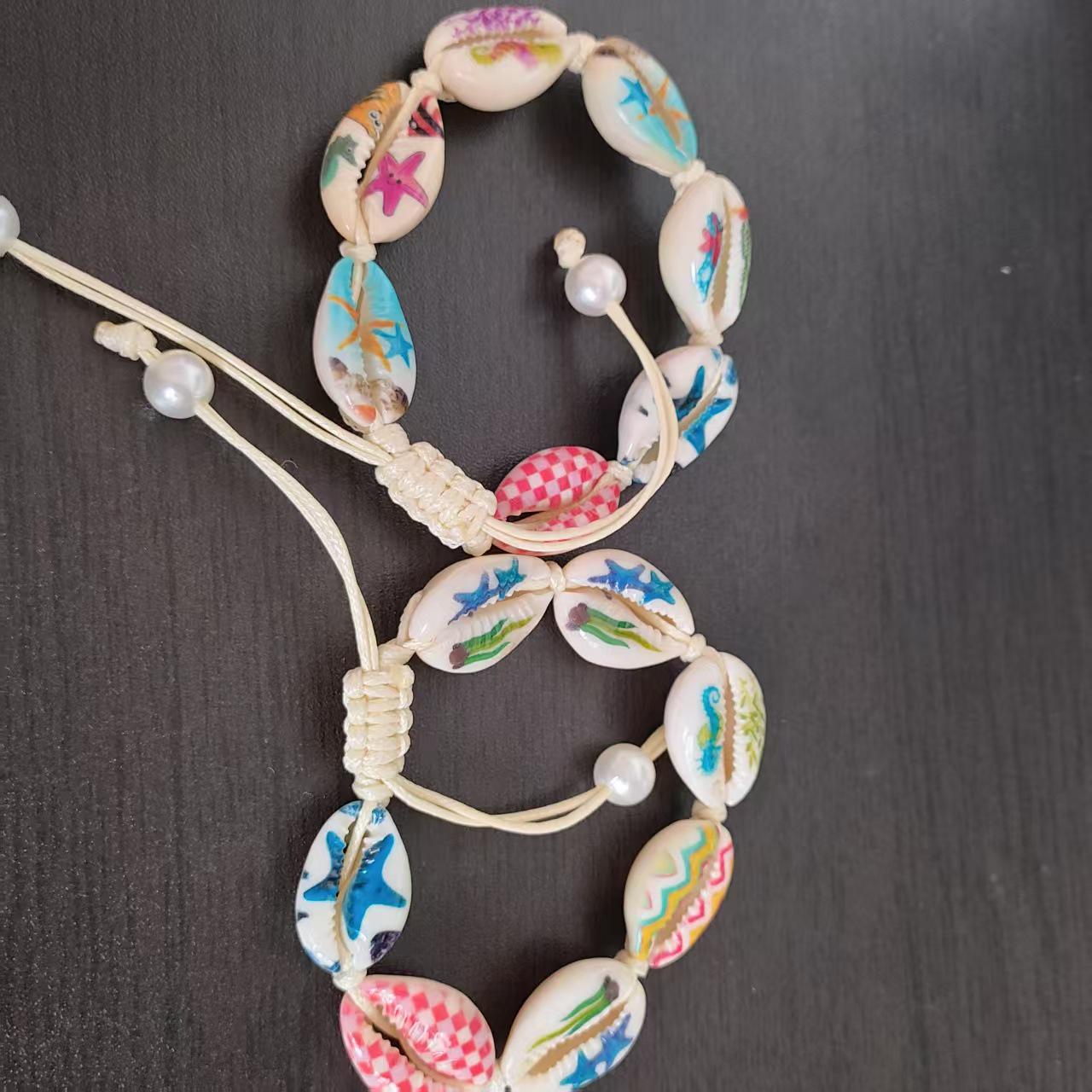 

Богемский браслет из ракушек: Расписано вручную, Сплетено вручную вощеной нитью